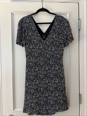 Club Monaco Navy and White Floral V‑Neck Mini Dress